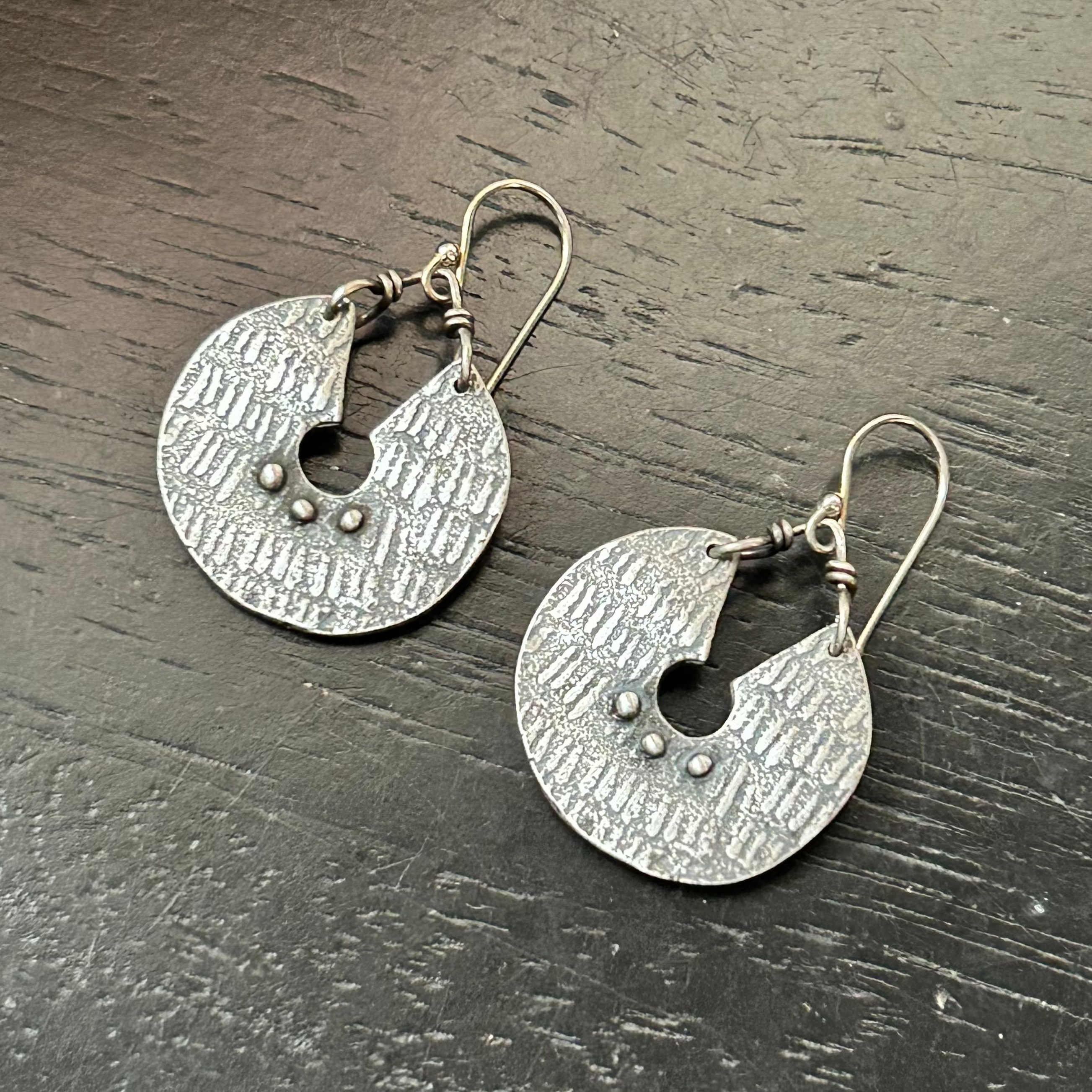 ORIJEN'S: Textured Keyhole Disc Earrings IN STERLING SILVER