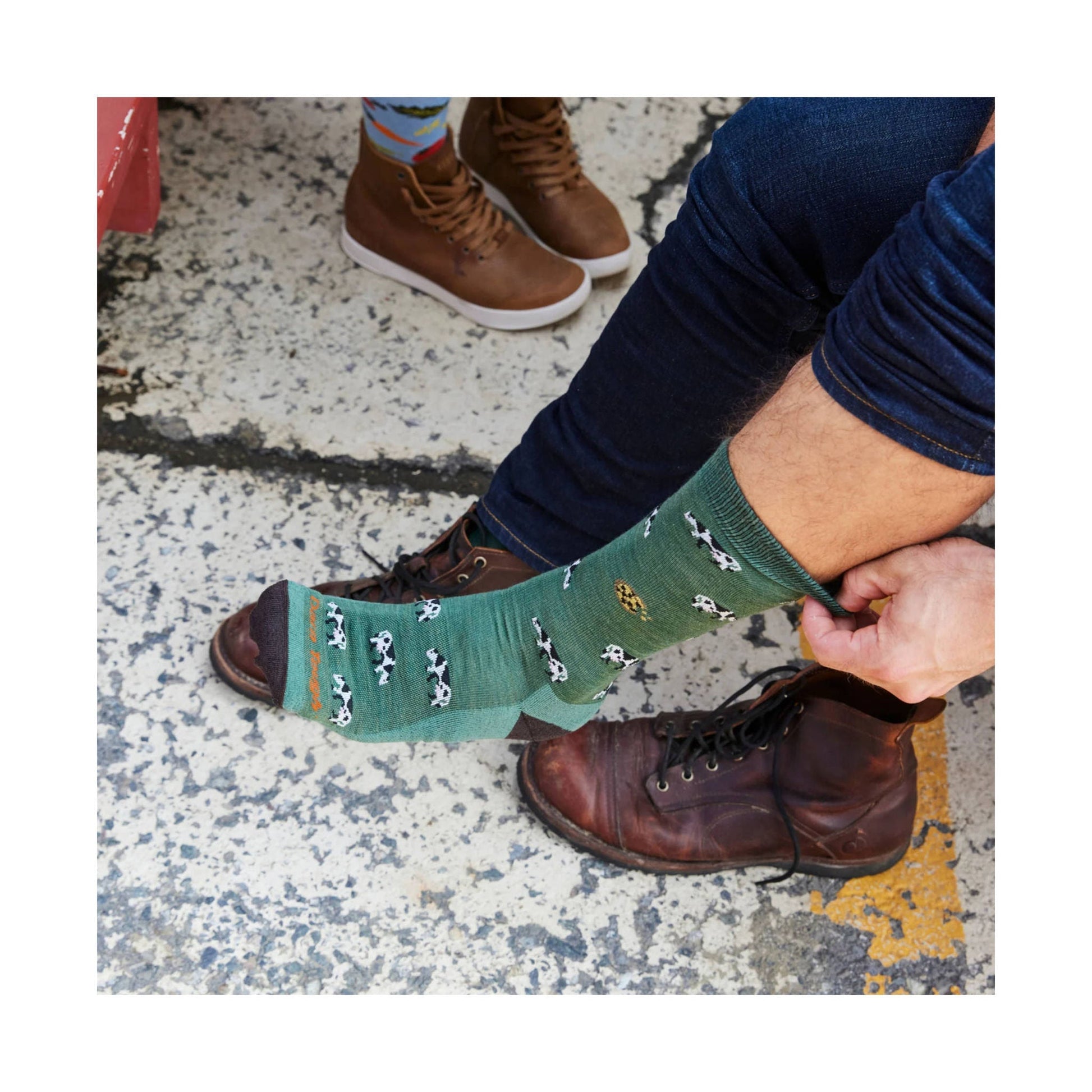 Darn Tough Vermont Men's Dairy Air Crew Lightweight Lifestyle Sock - Pasture by Lenny's Shoe & Apparel