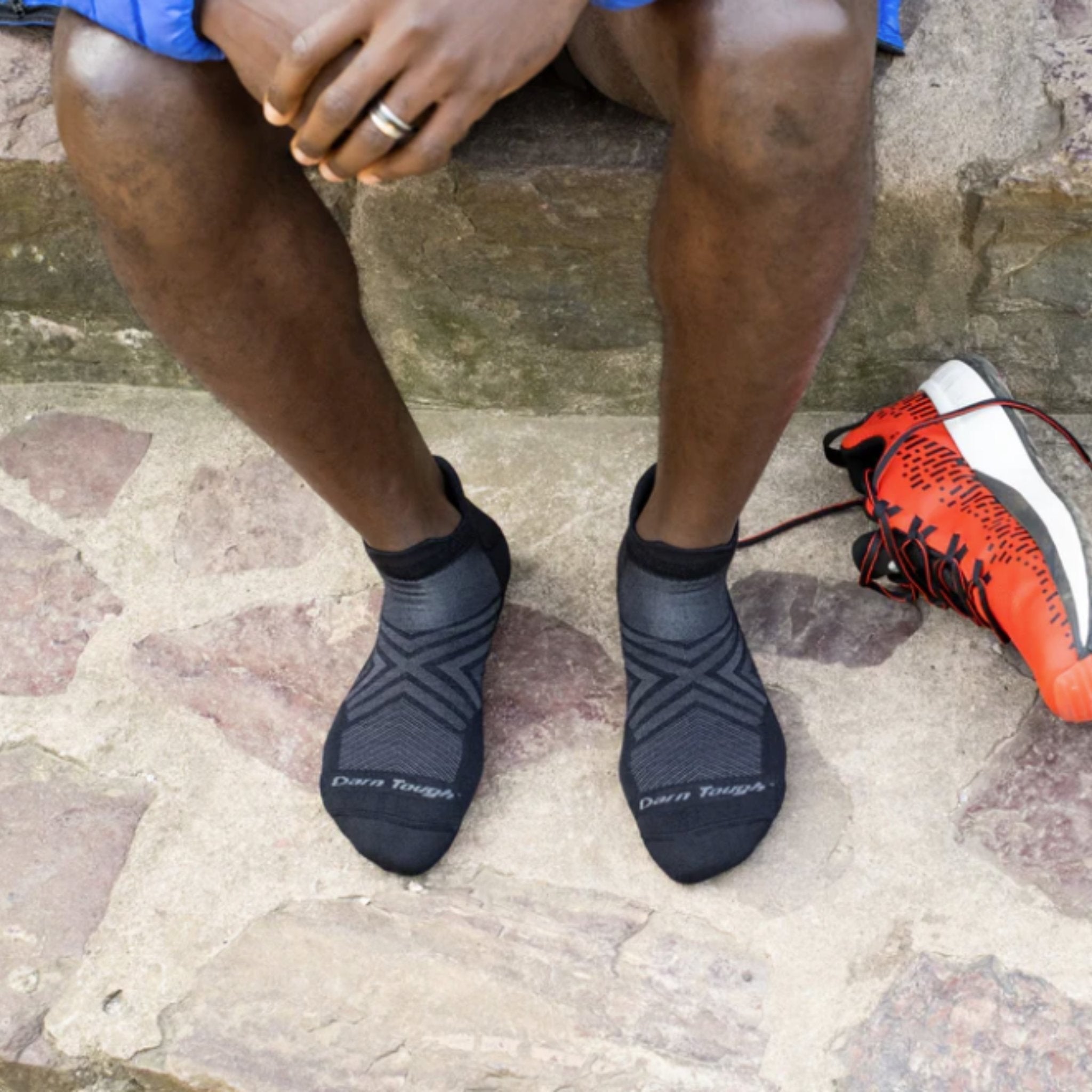 Darn Tough Vermont Men's Run No Show Tab Ultra Lightweight Running Sock - Black by Lenny's Shoe & Apparel