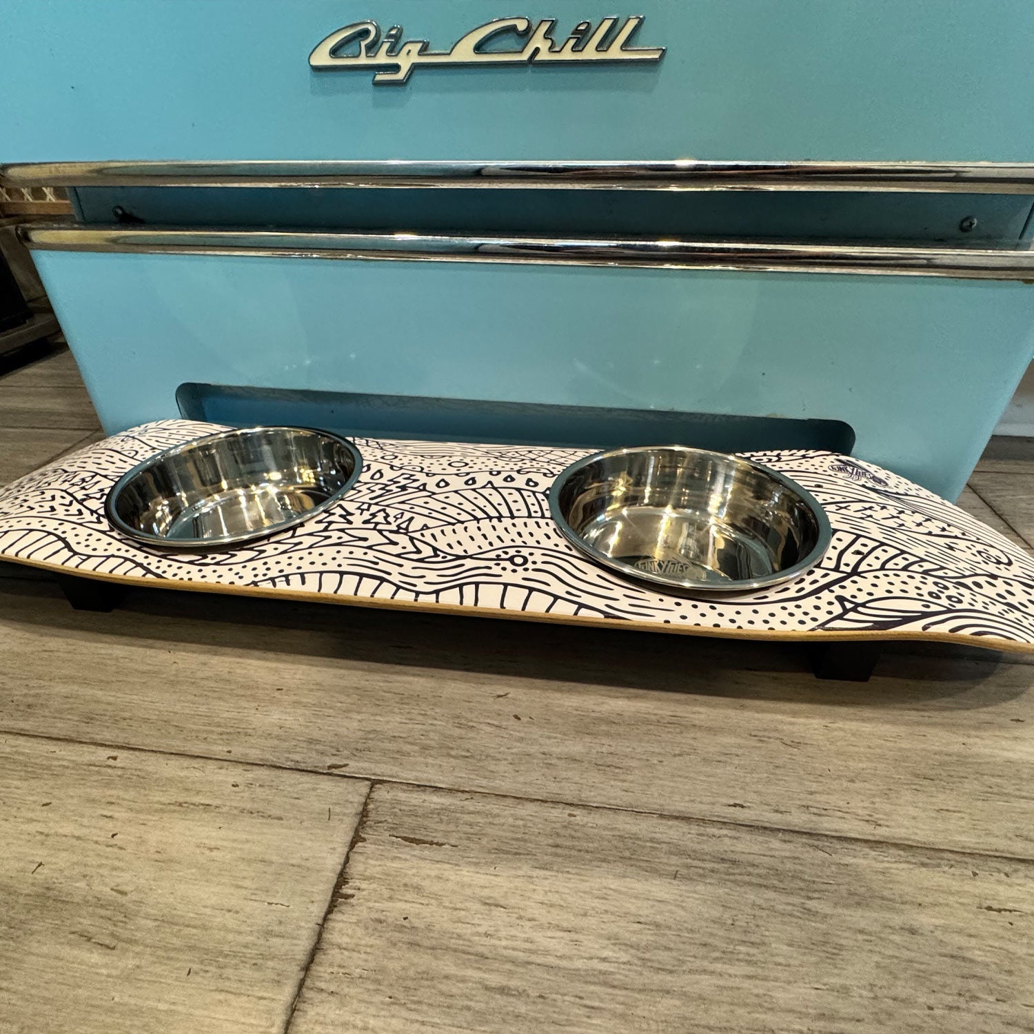 Doodlescape - Elevated Skateboard Cat Feeding Stand with 2 Bowls