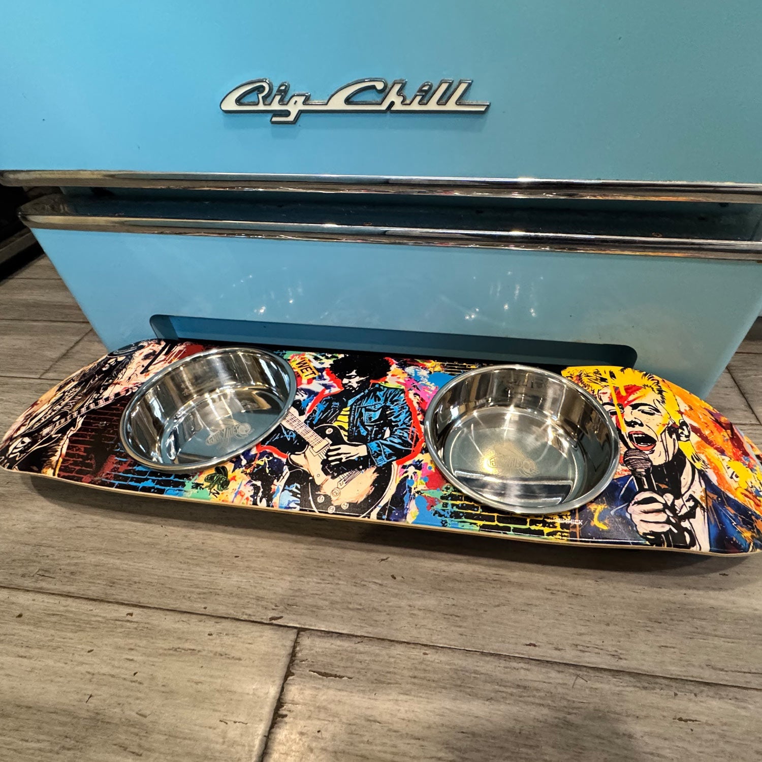 Rock Legends - Elevated Skateboard Cat Feeding Stand with 2 Bowls