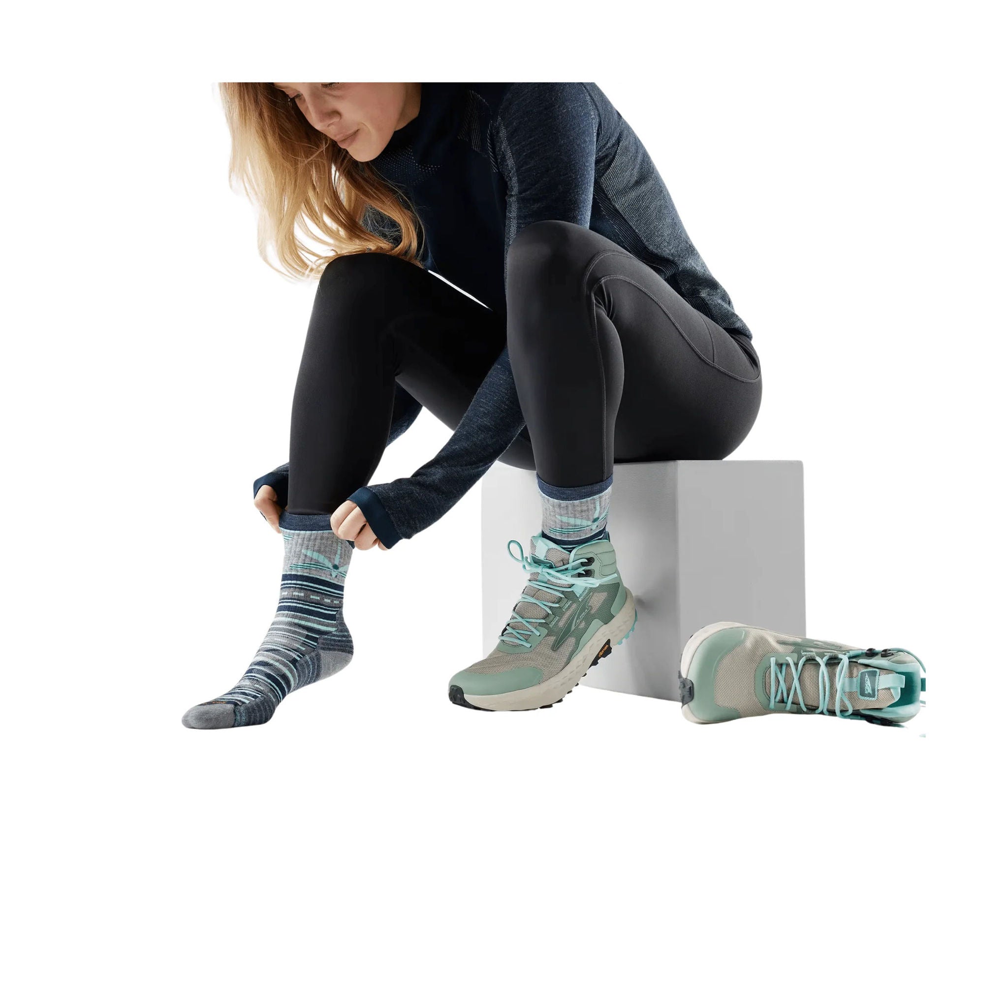 Smartwool Women's Hike Targeted Cushion Dragon Stitch Mid Crew Socks - Deep Navy by Lenny's Shoe & Apparel